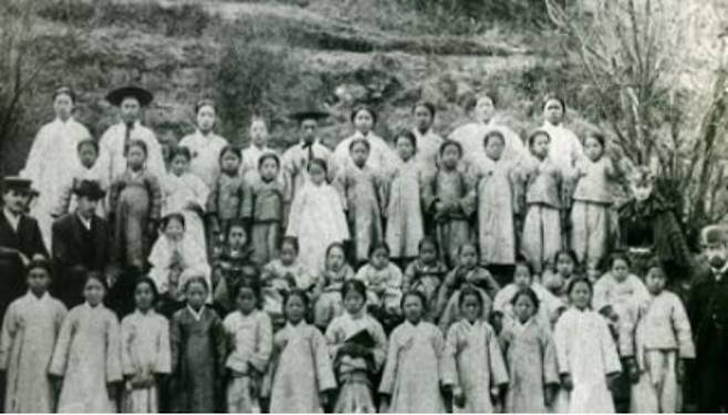 하얀 두루마기를 입은 학생들이 백의소년 성가대로 추정된다. 청주성서신학원 제공