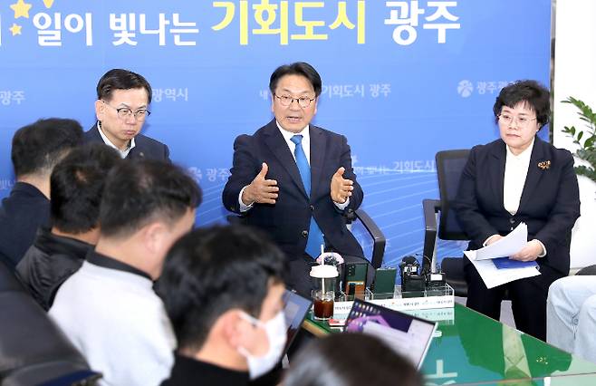 강기정 광주광역시장이 18일 오후 시청 5층 기자실에서 출입기자들과 차담회를 갖고 시정 주요현안 등에 대해 설명하고 있다. 광주광역시 제공