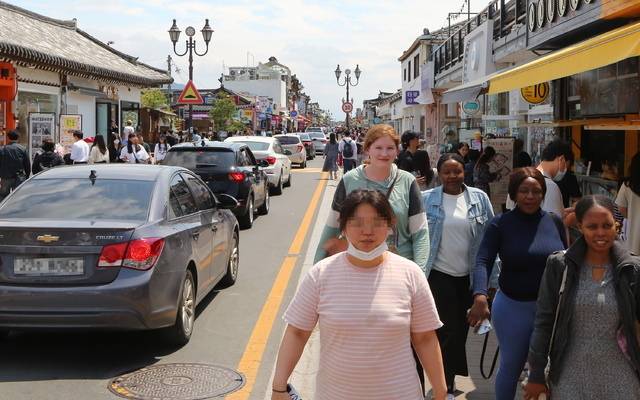 경북 경주의 핫플레이스인 ‘황리단길’을 찾은 외국인들. 경주시청