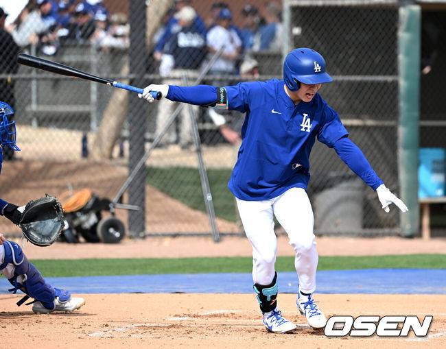 [OSEN=애리조나(미국), 이대선 기자] 18일(한국시간) 미국 애리조나주 글렌데일 캐멀백 랜치에서 2025 메이저리그 LA 다저스의 스프링캠프가 진행됐다.김혜성은 다저스와 최대 3+2년 2200만 달러(약 320억원) 계약에 합의하며 메이저리그 진출에 성공했다.LA 다저스 김혜성이 라이브 배팅을 하고 있다. 2025.02.18 / sunday@osen.co.kr