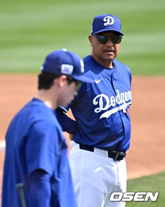 [OSEN=애리조나(미국), 이대선 기자] 18일(한국시간) 미국 애리조나주 글렌데일 캐멀백 랜치에서 2025 메이저리그 LA 다저스의 스프링캠프가 진행됐다.김혜성은 다저스와 최대 3+2년 2200만 달러(약 320억원) 계약에 합의하며 메이저리그 진출에 성공했다.LA 다저스 데이브 로버츠 감독이 김혜성을 바라보고 있다. 2025.02.18 / sunday@osen.co.kr