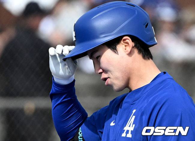 [OSEN=애리조나(미국), 이대선 기자] 18일(한국시간) 미국 애리조나주 글렌데일 캐멀백 랜치에서 2025 메이저리그 LA 다저스의 스프링캠프가 진행됐다.김혜성은 다저스와 최대 3+2년 2200만 달러(약 320억원) 계약에 합의하며 메이저리그 진출에 성공했다.LA 다저스 김혜성이 라이브 배팅을 마치고 이동하고 있다. 2025.02.18 / sunday@osen.co.kr