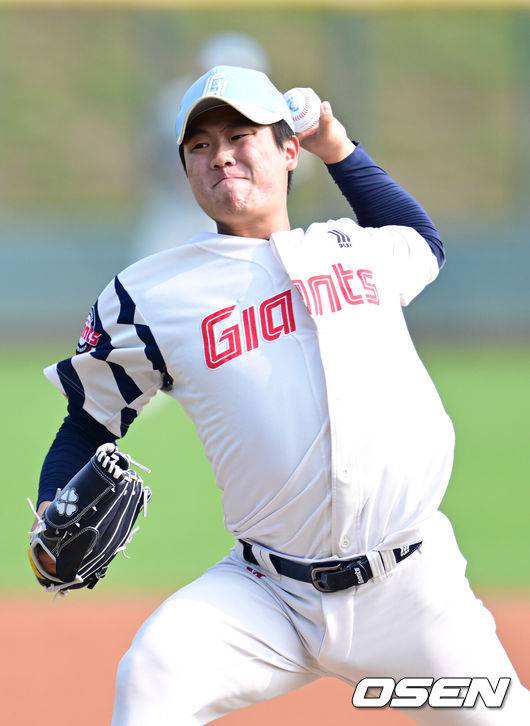 [OSEN=타이난(대만), 최규한 기자] 프로야구 롯데 자이언츠가 18일(한국시간) 대만 타이난 아시아-태평양 국제야구센터에서 진행된 2025 시즌 스프링캠프에서 구슬땀을 흘렸다. 이날 롯데는 대만 프로야구팀 중신 브라더스와 연습경기를 가졌다.롯데 정현수가 힘차게 공을 뿌리고 있다. 2025.02.18 / dreamer@osen.co.kr