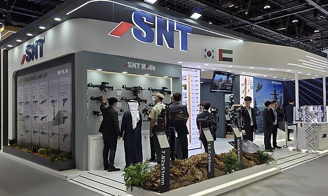 SNT다이내믹스와 SNT모티브가 IDEX 2025 국제 방산전시회에서 전시관을 마련해 K2전차용 국산파워팩 모형 등을 전시하고 있다.&nbsp;SNT다이내믹스 제공