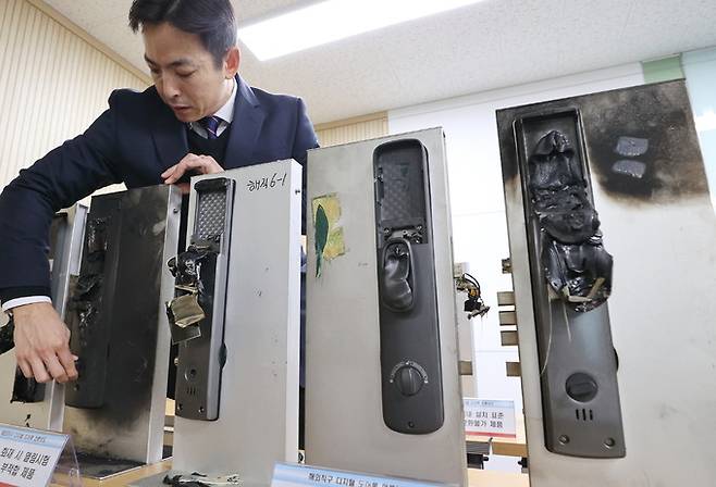 18일 서울 송파구 한국소비자원 서울강원지원에서 나은수 스마트제품시험국 기계모빌리티팀장이 ‘해외 직구 디지털 도어록’ 시험 결과를 취재진에게 설명하고 있다. 연합뉴스