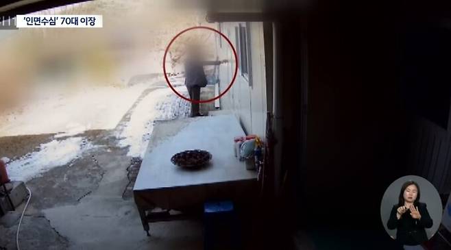 B씨가 피해자 집 문고리를 잡아당기는 장면.&nbsp;대구MBC 캡처