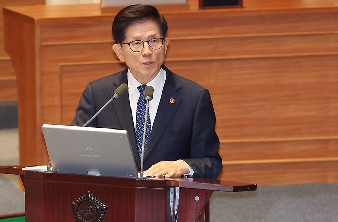 김문수 고용노동부 장관이 2월14일 서울 여의도 국회 본회의장에서 열린 교육·사회·문화분야 대정부질문에서 답변하고 있다. ⓒ연합뉴스