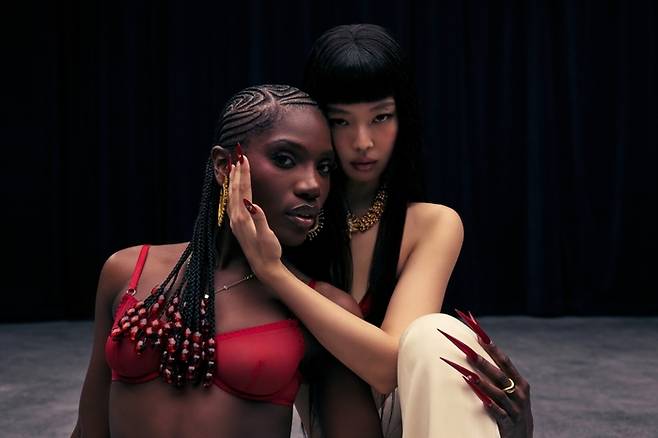 제니(JENNIE·오른쪽)와 도이치(Doechii). OA엔터테인먼트(ODDATELIER)