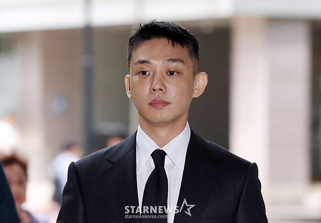 [서울=뉴시스] 김명년 기자 = 상습 마약 투약 혐의로 기소된 배우 유아인(본명 엄홍식)이 24일 오후 서울 서초구 서울중앙지방법원에서 열린 7차 공판에 출석하고 있다. 2024.07.24. kmn@newsis.com /사진=김명년