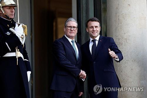 파리 도착한 영국 총리 (파리 로이터=연합뉴스) 에마뉘엘 마크롱 프랑스 대통령이 17일(현지시간) 엘리제궁에 도착한 키어 스타머 영국 총리를 맞이하고 있다. 2025.02.17.
