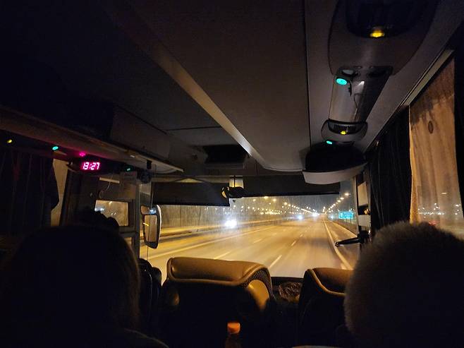 키이우로 향하는 버스 안 (바르샤바=연합뉴스) 신창용 특파원 = 17일 밤(현지시간) 폴란드 바르샤바 공항 옆 버스터미널에서 출발해 우크라이나 수도 키이우로 향하는 버스 안. 2025.02.17 changyong@yna.co.kr