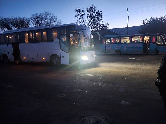 우크라이나 간이 휴게소에 정차한 버스 (키이우=연합뉴스) 18일 새벽(현지시간) 우크라이나 간이 휴게소에 정차한 버스. 2025.02.18 changyong@yna.co.kr