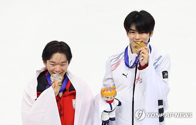 금빛 프린스 차준환 (하얼빈=연합뉴스) 서대연 기자 = 피겨 차준환이 13일 중국 하얼빈 헤이룽장 빙상훈련센터 다목적홀에서 열린 하얼빈 동계아시안게임 피겨 남자 싱글에서 금메달을 획득, 기념촬영을 하고 있다. 왼쪽은 일본의 가기야마 유마. 2025.2.13 dwise@yna.co.kr