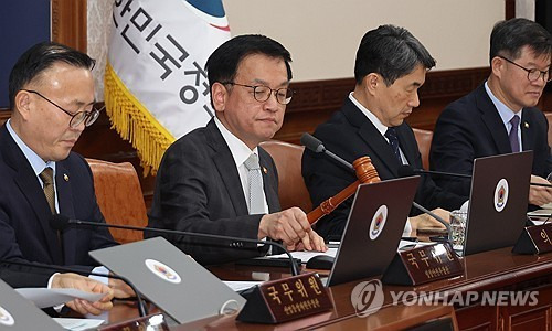 최상목 권한대행, 국무회의 주재     (서울=연합뉴스) 한상균 기자 = 최상목 대통령 권한대행 부총리 겸 기획재정부 장관이 18일 정부서울청사에서 국무회의를 하고 있다. 2025.2.18
    xyz@yna.co.kr
(끝)
