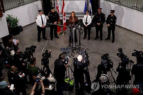 사고 관련 브리핑하는 토론토 공항 당국자들 [토론토 로이터=연합뉴스. 재판매 및 DB 금지]