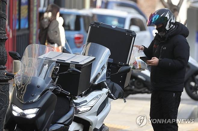 배달 라이더 (서울=연합뉴스) 류효림 기자 = 7일 서울 시내 한 음식점에서 라이더가 배달 음식을 수령하고 있다. 2025.1.7 ryousanta@yna.co.kr