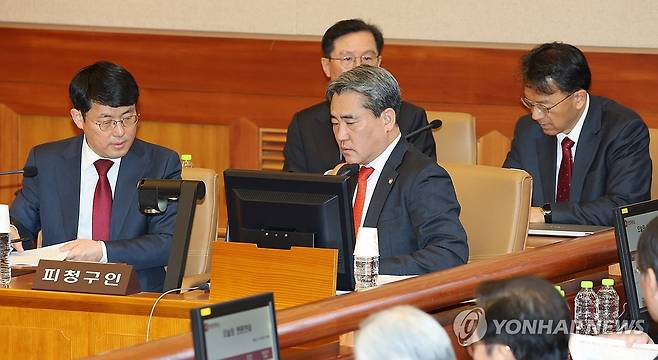윤 대통령 변호인단, 탄핵심판 9차 변론 참석 (서울=연합뉴스) 18일 서울 종로구 헌법재판소에서 열린 윤석열 대통령 탄핵심판 9차 변론에서 윤 대통령 변호인단이 피청구인 좌석에 앉아있다. 첫번째 줄 오른쪽이 송진호 변호사. 2025.2.18 [사진공동취재단] photo@yna.co.kr
