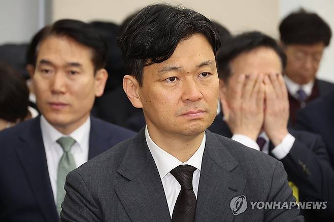 행안위 전체회의 출석한 박현수 서울경찰청장 직무대리 (서울=연합뉴스) 박동주 기자 = 18일 서울 여의도 국회에서 열린 행정안전위원회 전체회의에 박현수 서울경찰청장 직무대리가 출석해 있다. 2025.2.18 pdj6635@yna.co.kr