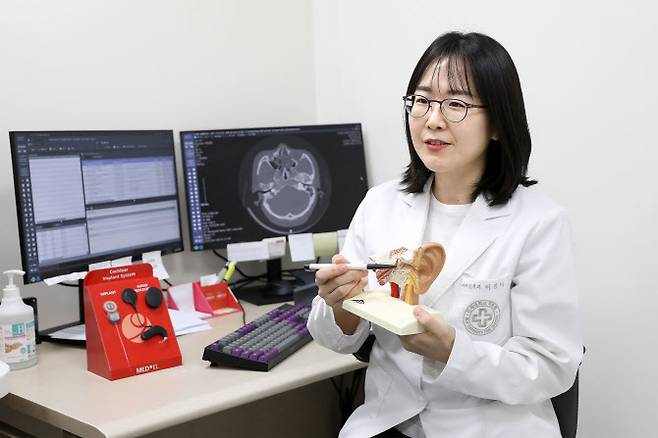 일산백병원 이비인후과 이전미 교수는 수면무호흡증이 발생하면 혈중 산소 수치가 감소하는 저산소증이 유발되며, 이로 인해 귀로 가는 미세혈관의 혈류 장애가 생길 가능성이 높아질 수 있다고 설명했다.