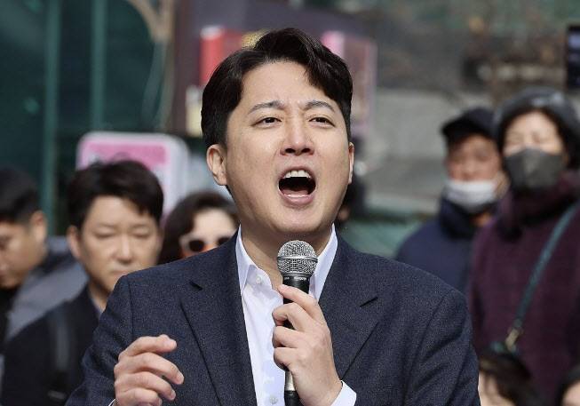 개혁신당 이준석 의원이 2일 서울 마포구 홍대 레드로드 버스킹거리에서 정치 현안 관련 기자회견을 하고 있다. 2025.2.2 (사진=연합뉴스)