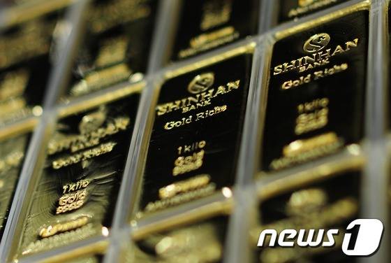 자체 브랜드 골드바 판매상품을 운영 중인 신한은행의 순도 99.99%(24K) 1Kg 골드바. 2013.3.5/뉴스1