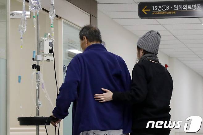 '연명의료결정제도'가 시행된 2018년 2월 4일 오후 서울의 한 대형병원 완화의료병동에서 환자와 보호자가 복도를 오가고 있다. 2018.2.4/뉴스1 ⓒ News1 민경석 기자