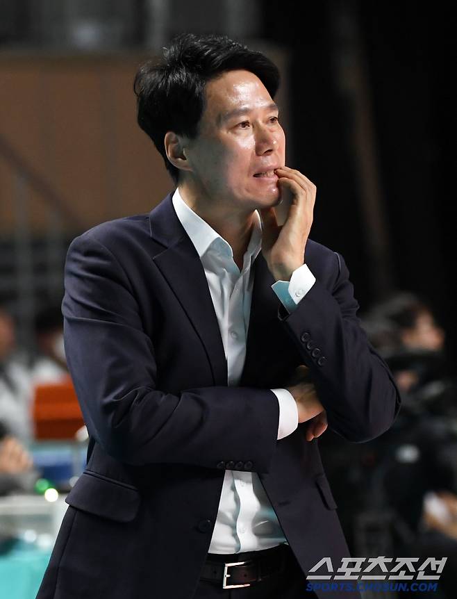 18일 장충체육관에서 열린 V리그 GS칼텍스와 현대건설의 경기. 현대건설 강성형 감독이 경기를 지켜보고 있다. 장충=박재만 기자 pjm@sportschosun.com/2025.01.18/