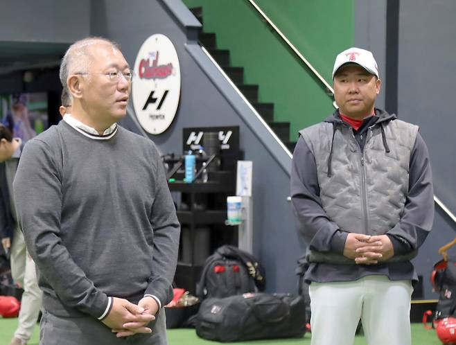 정의선 현대자동차그룹 회장(왼쪽)과 이범호 KIA 타이거즈 감독. 정 회장이 KIA 선수단에 당부의 말을 전달하고 있다. 사진제공=현대자동차그룹
