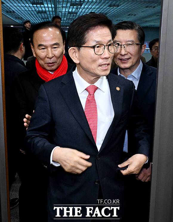 '2030·장년 모두 Win-Win 하는 노동개혁 대토론회'에 참석하는 김문수 고용노동부 장관.
