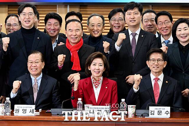 기념사진 촬영하는 권영세 국민의힘 비대위원장과 나경원 의원, 김문수 고용노동부 장관(앞줄 왼쪽부터).