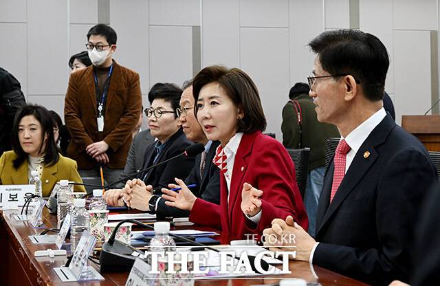 기조연설 하는 나경원 국민의힘 의원(가운데).