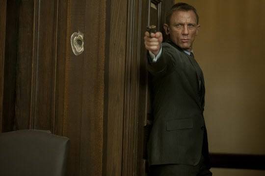 대니얼 크레이그가 제임스본드 역할을 맡은 첩보영화 "007 스카이폴"의 한 장면.