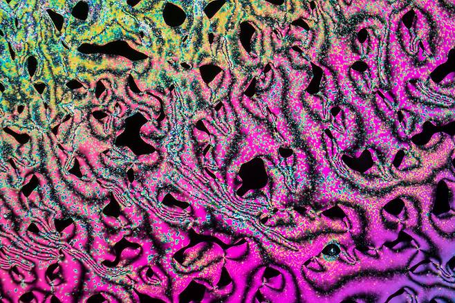 김영기·노용영 포스텍 화학공학과 교수 연구진이 액정(liquid crystal) 용매를 활용해 페로브스카이트 나노입자의 크기와 형태를 정밀하게 제어하는 새로운 합성법을 개발했다. 사진은 액정의 모습./위키미디어