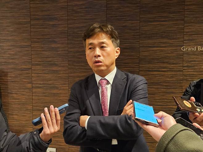 곽노정 SK하이닉스 사장이 19일 서울 강남구 그랜드 인터컨티넨탈 서울 파르나스에서 열린 세미콘 코리아 2025 리더십 디너 세션을 마친 뒤 기자들과 만나 발언하고 있다./전병수 기자