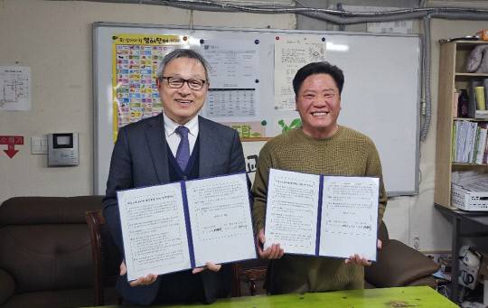 대전교육연수원 부설 꿈나래교육원은 18일 대전 노인평생교육시설 청춘학교에서 마을교육공동체 운영 관련 업무 협약을 체결했다. 대전교육청 제공