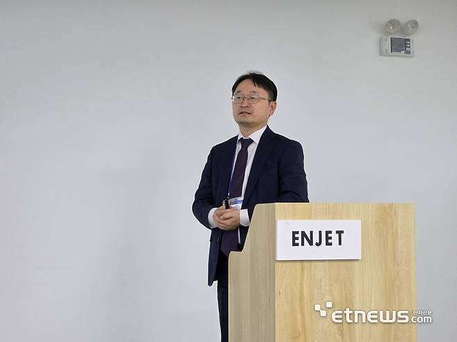 변도영 엔젯 대표가 수원 본사에서 잉크젯 헤드 개발 과정에 대해 설명하고 있다. (사진 = 김영호 기자)