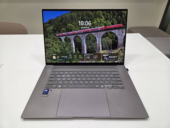 에이수스 젠북 S16 OLED. 사진=구자윤 기자