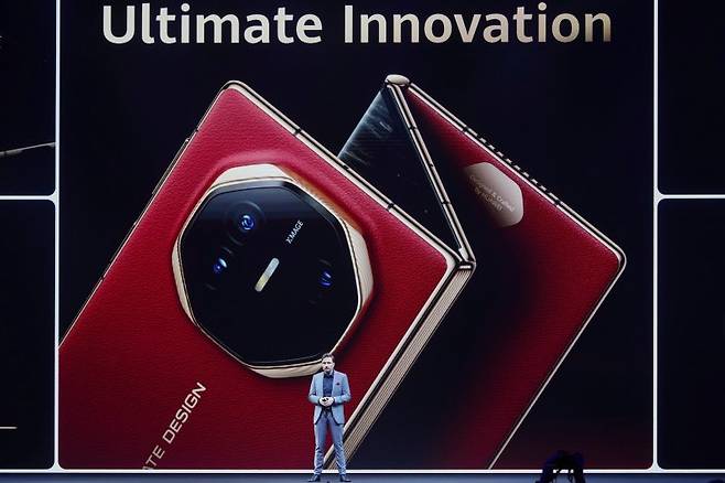 화웨이 제품 책임자 안드레아스 짐머가 18일(현지시간) 말레이시아 쿠알라룸프에서 화웨이 트리플 폴더블 '메이트XT'를 소개하고 있다. 뉴시스