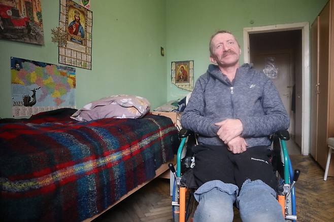 우크라이나 키이우에 있는 노인·장애인 요양시설에 머물고 있는 유리(52). 우크라이나 수미 출신인 그는 전쟁이 시작된 뒤인 2023년 4월 불의의 사고로 두 다리를 다쳐 장애인이 되었다. 이후 수미의 요양원에 살기 시작했지만, 지난해 9월 러시아가 이곳을 폭격해 키이우 요양시설로 옮기게 됐다. 당시 러시아의 유도폭탄 공격으로 요양원에서는 한 명이 사망하고 최소 12명이 부상을 당했다. 사진 장예지 특파원