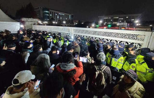 윤석열 대통령이 비상계엄을 선포한 3일 밤 서울 여의도 국회 앞을 경찰이 통제하고 있다. 백소아 기자 thanks@hani.co.kr