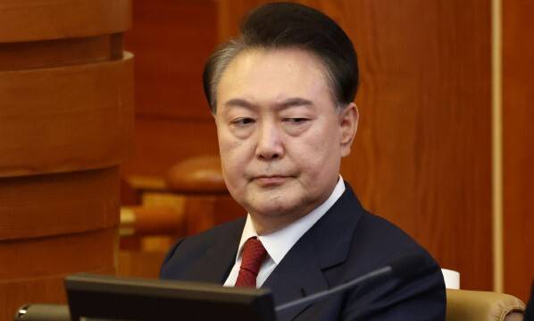 윤석열 대통령이 13일 서울 종로구 헌법재판소에서 열린 ‘윤석열 대통령 탄핵심판 8차 변론\\\'에 출석하고 있다. 사진공동취재단