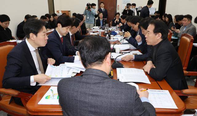 11일 국회에서 열린 조세특례제한법·법인세법·부가가치세법 일부개정법률안 등을 심의하는 기획재정위원회의 조세소위원회에서 국민의힘 소속 박수민(왼쪽) 위원과 더불어민주당 소속 정태호 위원이 대화하고 있다. 연합뉴스