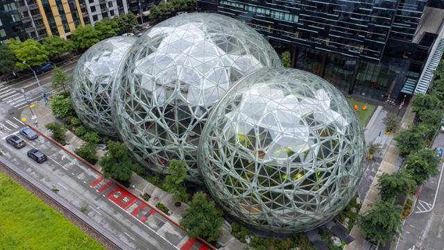 Amazon Spheres는 미국 워싱턴주 시애틀에 있는 Amazon 본사 캠퍼스의 일부인 3개의 구형 온실이다. 직원 라운지와 업무 공간으로 사용된다. wikipedia
