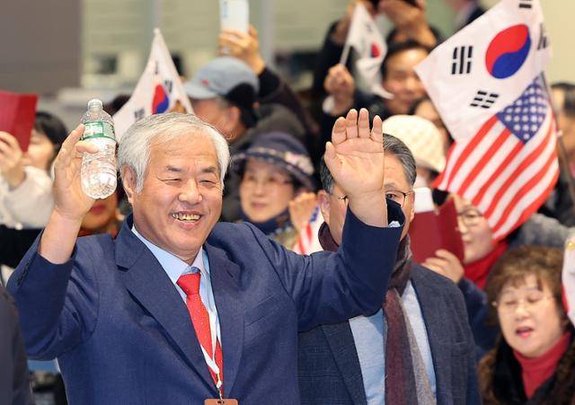 도널드 트럼프 미 대통령 취임식 참석을 마치고 귀국한 전광훈 사랑제일교회 목사가 1월 24일 오후 인천국제공항 제2터미널을 통해 귀국하고 있다. 뉴스1