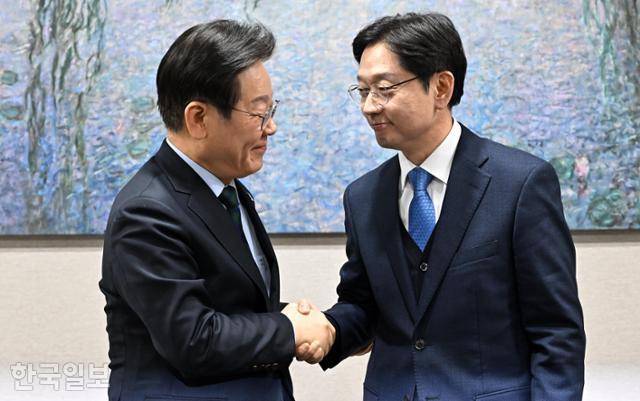 이재명 더불어민주당 대표가 13일 국회에서 김경수 전 경남도지사와 만나 악수하고 있다.고영권 기자