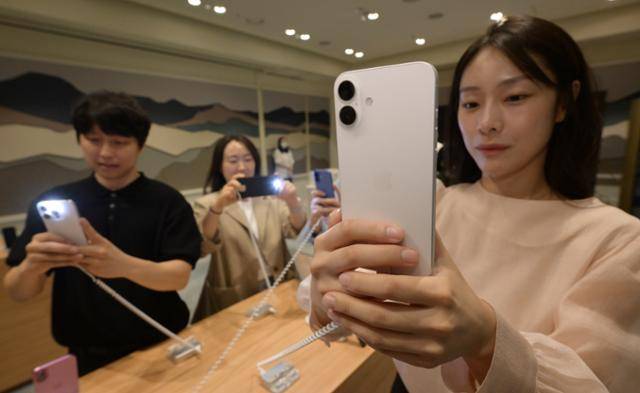 2024년 9월 서울 강남에서 KT 주최로 열린 '아이폰 16' 출시 기념 개통 행사에서 관계자들이 현장에 전시된 제품을 체험하고 있다. 하상윤 기자