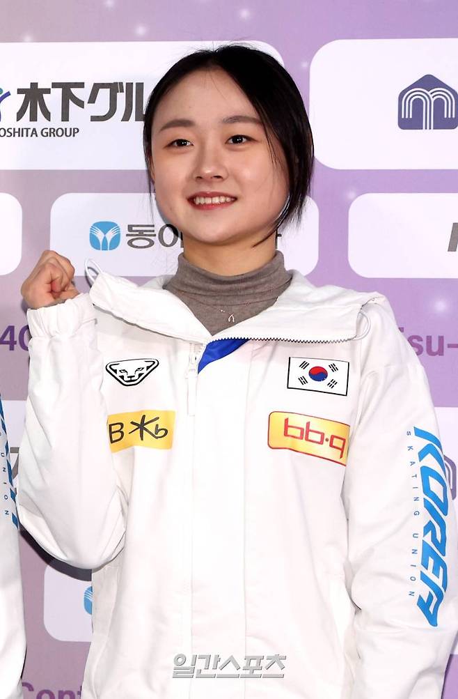 피겨 여자싱글 국가대표 김채연이 18일 오후 서울 양천구 목동아이스링크 프레스센터에서 열린 2025 ISU 4대륙 피겨 선수권대회 미디어데이에서 화이팅 포즈를 취하고 있다. 김민규 기자 mgkim1@edaily.co.kr /2025.02.18/