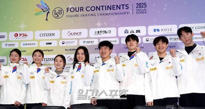피겨 국가대표 선수들이 18일 오후 서울 양천구 목동아이스링크 프레스센터에서 열린 2025 ISU 4대륙 피겨 선수권대회 미디어데이에서 화이팅 포즈를 취하고 있다. 왼쪽부터 여자 피겨 싱글 이해인, 윤아선, 김채연, 아이스댄싱 임해나, 권예, 남자 싱글 차준환, 김현겸, 이시형. 김민규 기자 mgkim1@edaily.co.kr /2025.02.18/
