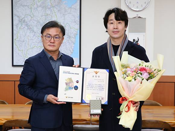 19일 송호준 경주부시장이 김철문 경북경찰청장을 대신해 집단 칼부림 사건 용의자 검거에 결정적 역할을 한 김준현(오른쪽) 주무관에게 표창장을 수여한 후 기념 촬영을 하고 있다. [사진=경주시청]