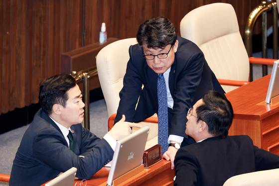 지난 12일 박찬대 더불어민주당 원내대표, 진성준 정책위의장, 박성준 원내수석부대표(왼쪽부터)가 서울 여의도 국회에서 열린 제422회 국회(임시회) 제4차 본회의에서 대화를 나누고 있다. 전민규 기자